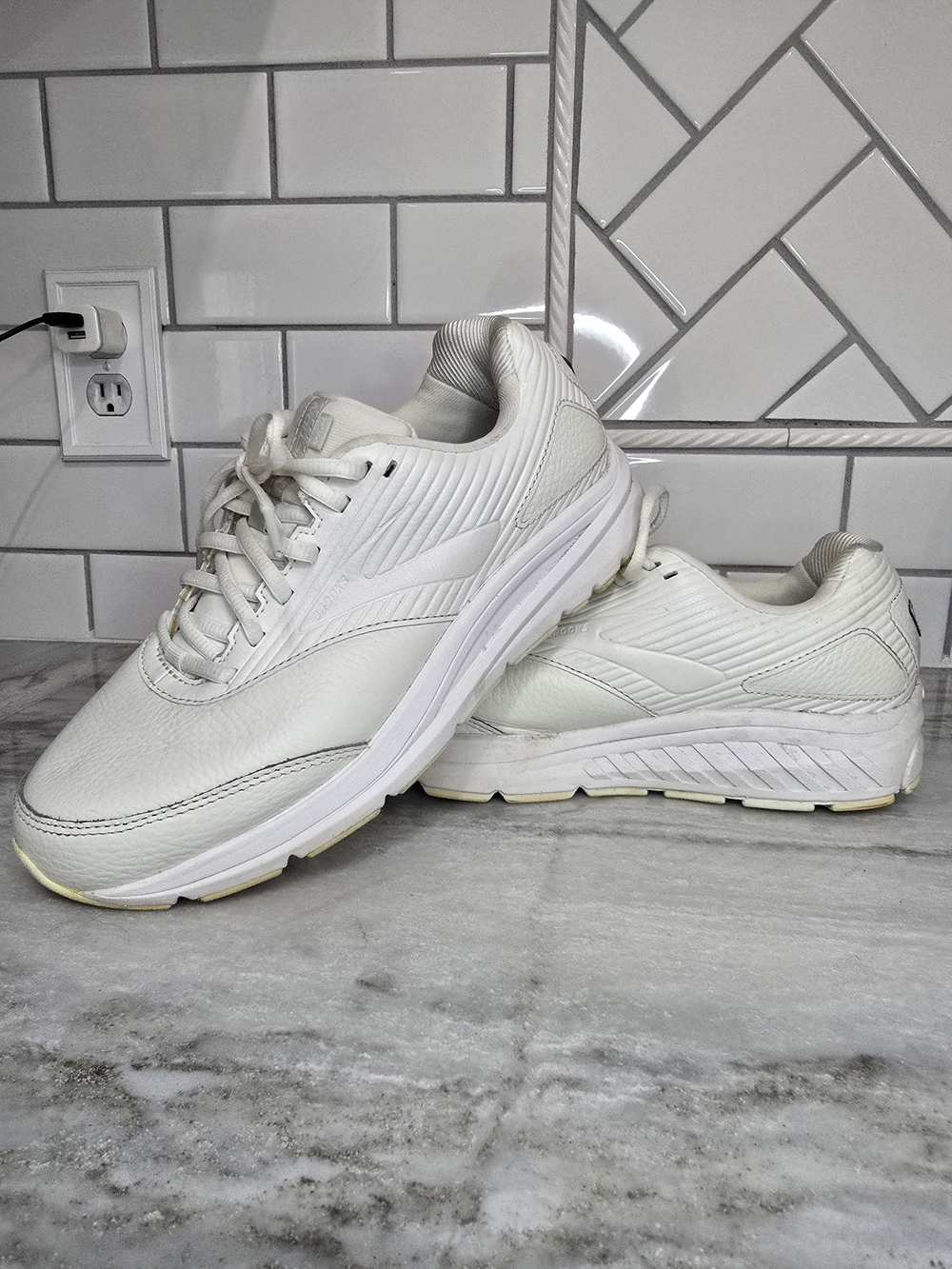Brooks Addiction Walker 2 White Leather Walking Shoes Women's 9 Wide